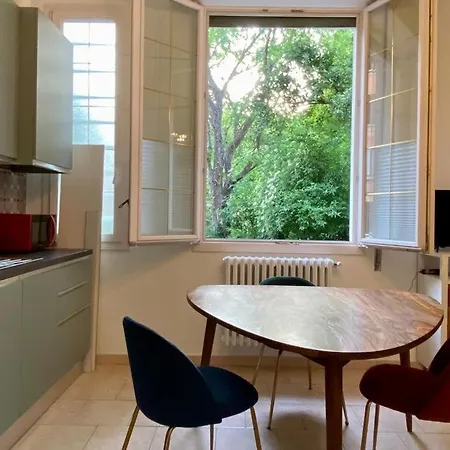 Golden Age Apartment *
